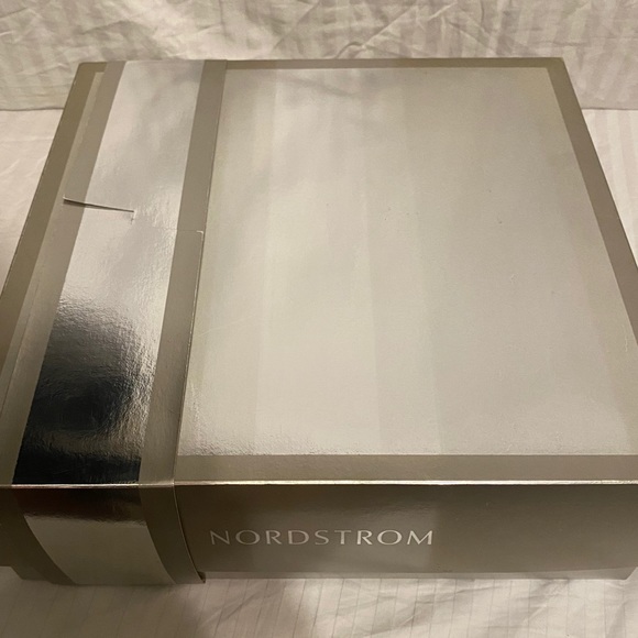 Guess - Picture 14 of 14